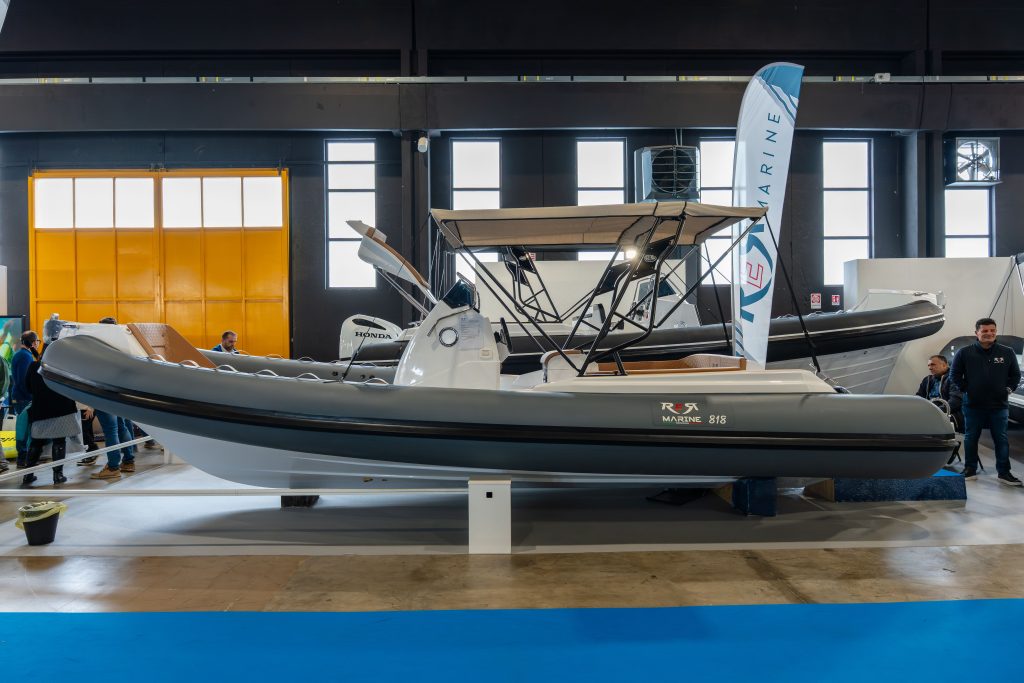 RER Marine 818 esposto a un salone nautico con tubolari grigi e tendalino