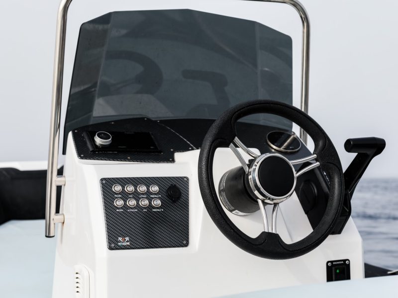 Consolle di guida del RER Marine 747 con volante, pulsantiera e parabrezza.
