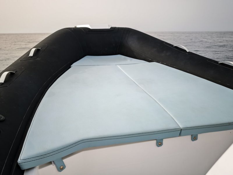 Prendisole di prua del RER Marine 747 con cuscini chiari e tubolari scuri.