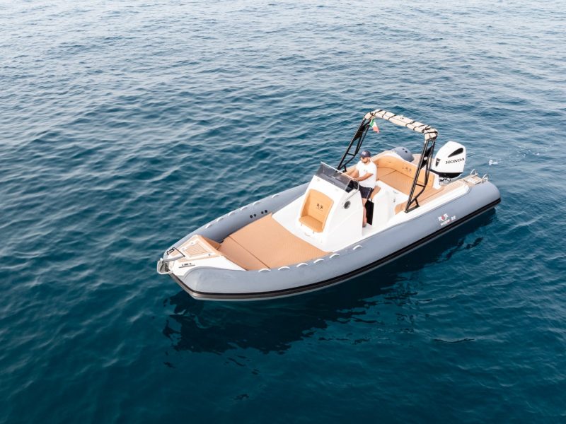 Vista aerea obliqua del RER Marine 818 con prendisole color cuoio e coperta visibile.