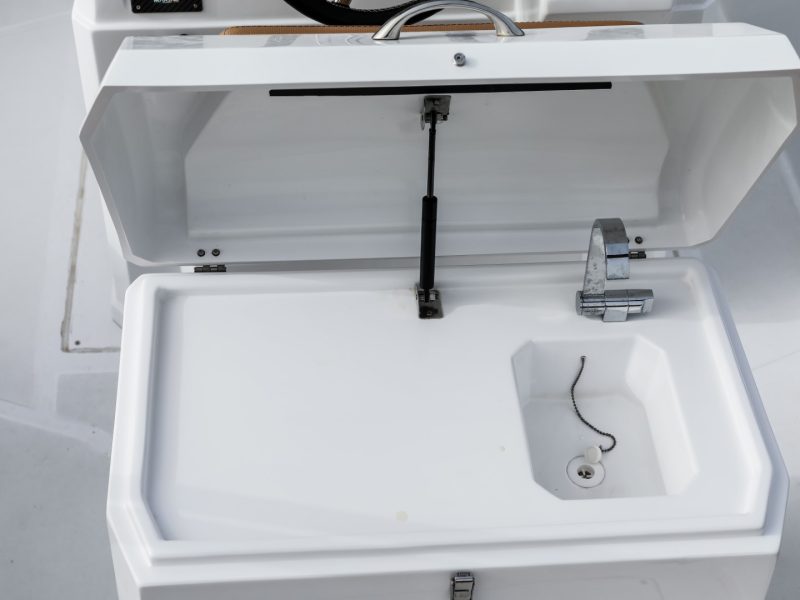 Lavello e piano apribile del RER Marine 818, con rubinetto e coperchio sollevato.