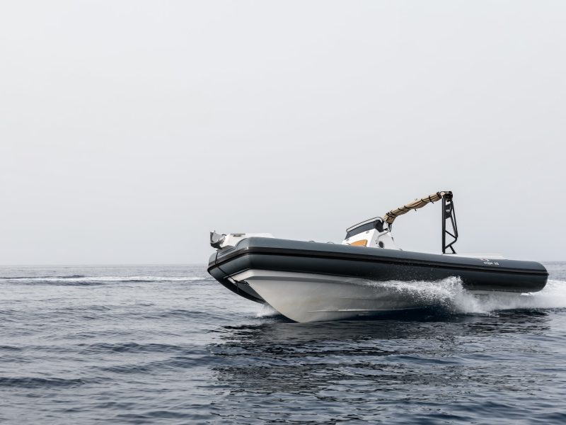 Profilo del RER Marine 818 in navigazione, con prua e tubolari grigi in primo piano.