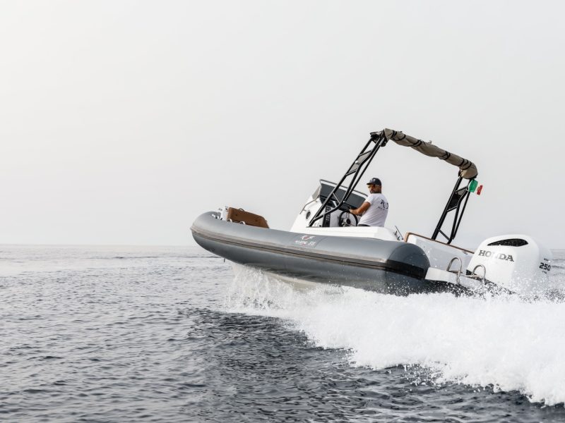 RER Marine 818 ripreso di tre quarti da poppa durante una virata, con scia sull’acqua.