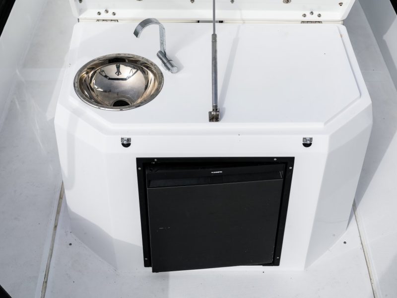 Mobile di servizio del RER Marine 999 con lavello, rubinetto e vano inferiore chiuso.
