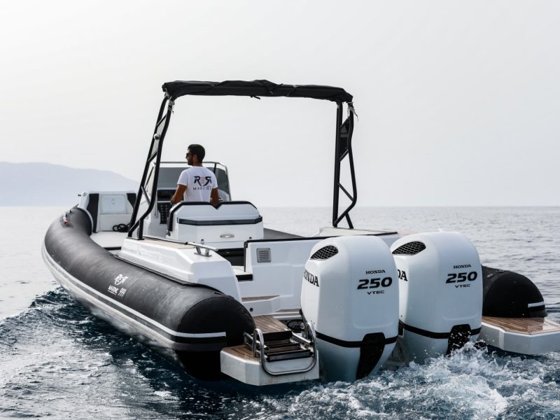 Poppa del RER Marine 999 con due motori fuoribordo, scaletta e piattaforme laterali.